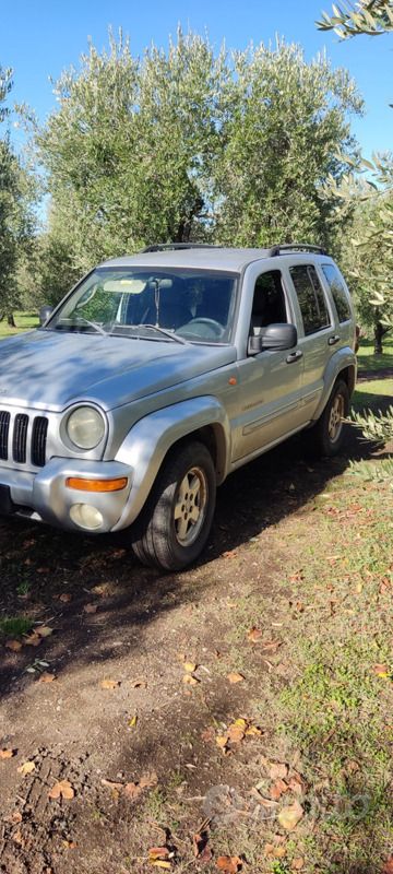 Usata Jeep Cherokee 143 CV (105 kW) 2004 Grigio SUV