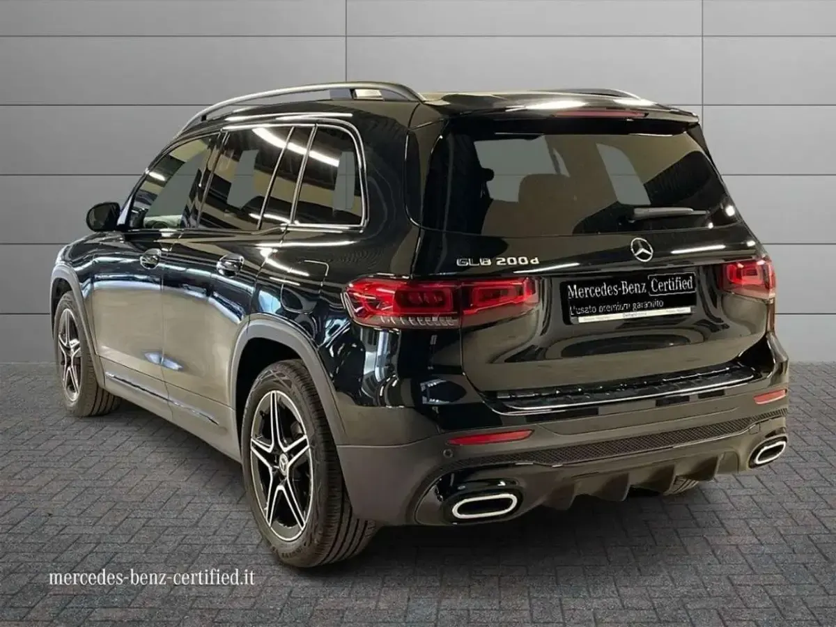 Usata Mercedes GLB200 Premium 150 CV (110 kW) 2023 Vernice nero cosmo SUV