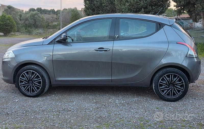 Usata Lancia Ypsilon 69 CV (50 kW) 2015 Grigio Utilitaria