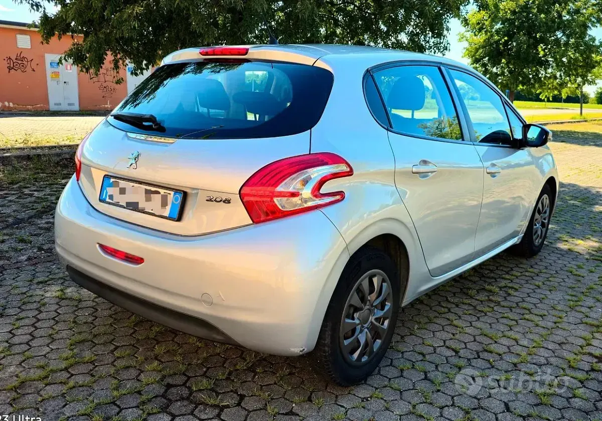 Usata Peugeot 208 Access 68 CV (50 kW) 2015 Grigio Utilitaria