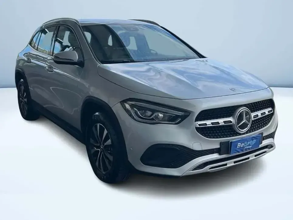 Usata Mercedes GLA180 136 CV (100 kW) 2022 Argento SUV