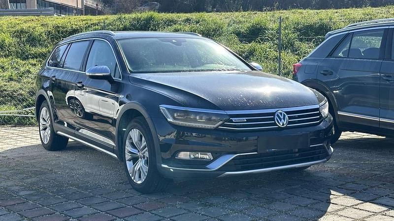 Usata VW Passat Executive 190 CV (139 kW) 2018 Grenadill black Station wagon