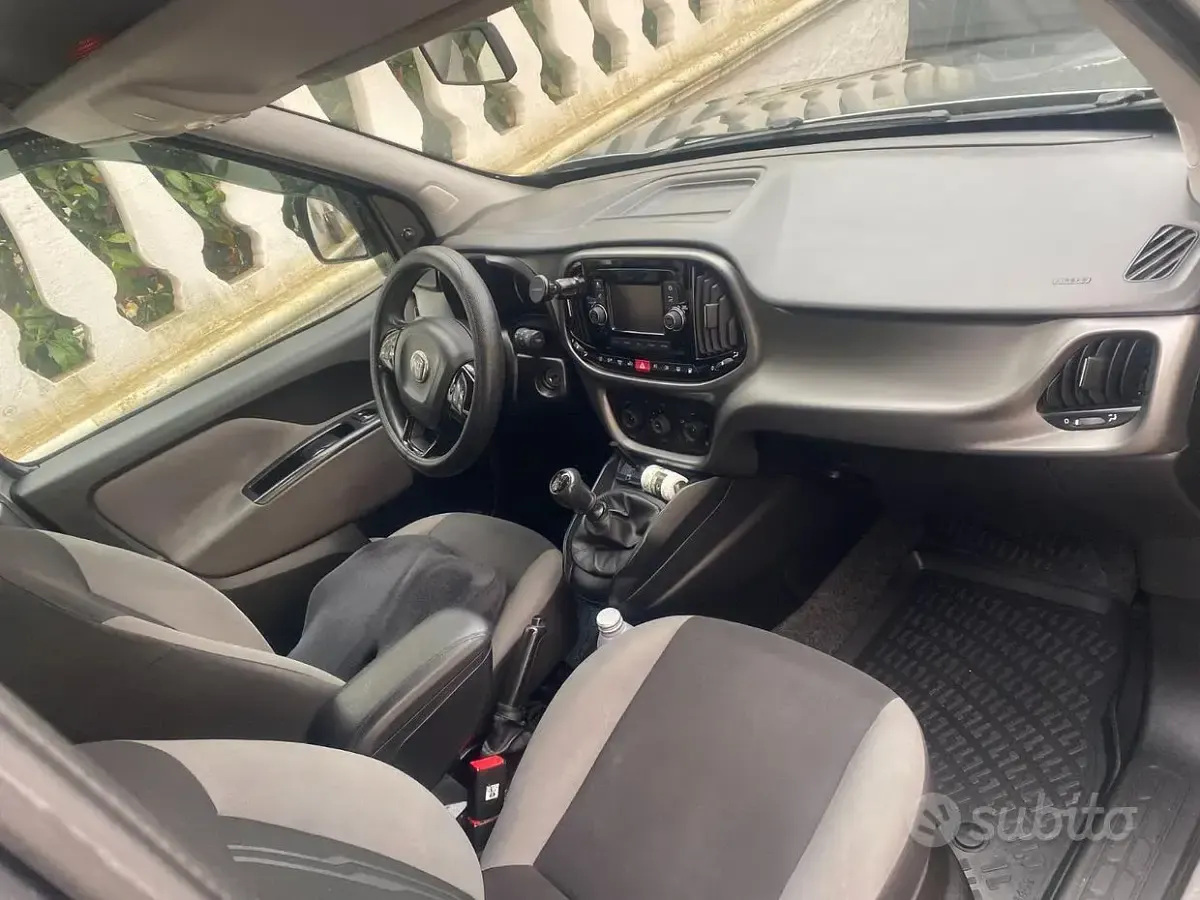 Usata Fiat Doblò 120 CV (88 kW) 2015 Grigio Monovolume