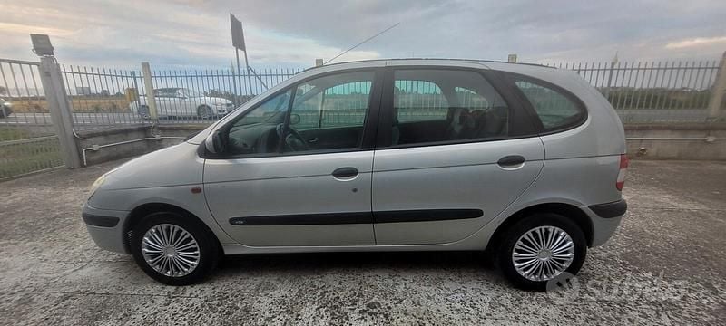 Usata Renault Scénic Dynamique 107 CV (78 kW) 2002 Grigio Monovolume