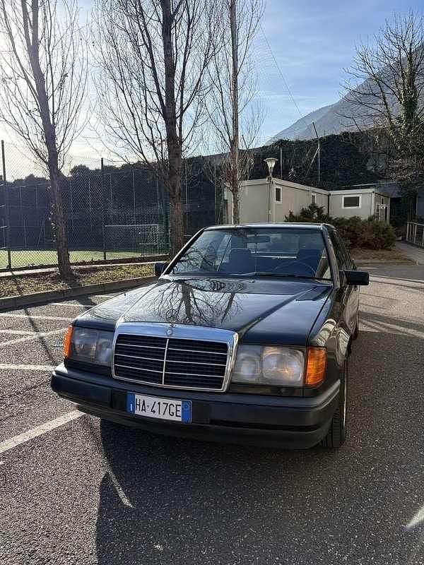 Usata Mercedes 200 122 CV (89 kW) 1989 Grigio Berlina