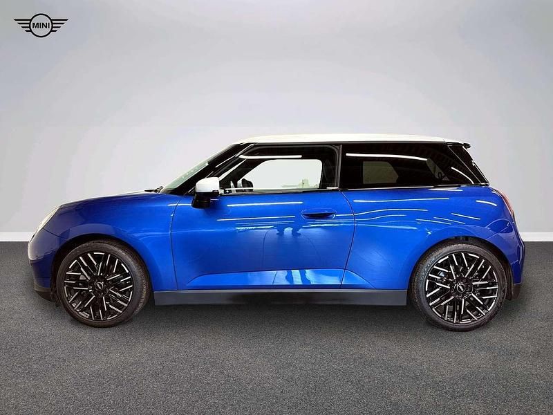 Usata Mini Cooper SE Favoured 160 kW (218 CV) 2025 Blu/azzurro Utilitaria