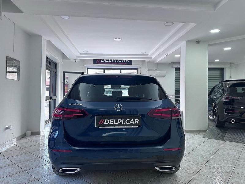 Usata Mercedes B180 Premium 116 CV (85 kW) 2019 Blu Monovolume