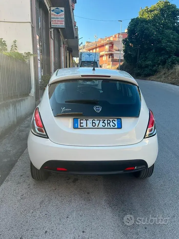 Usata Lancia Ypsilon 69 CV (50 kW) 2014 Bianco Utilitaria