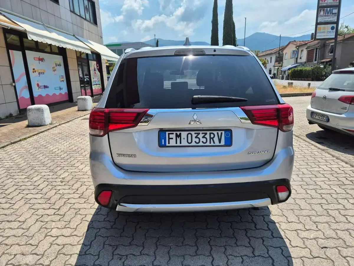 Usata Mitsubishi Outlander Instyle 150 CV (110 kW) 2018 Blu/azzurro SUV