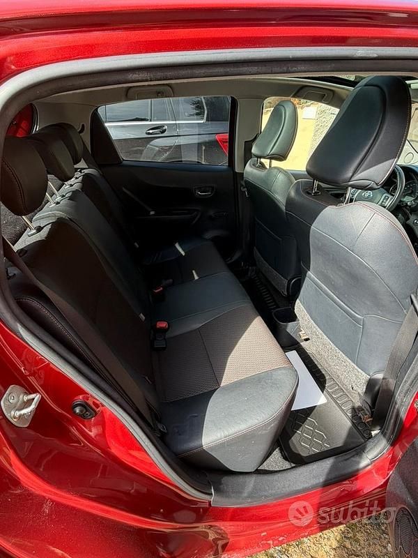 Usata Toyota Yaris 99 CV (72 kW) 2012 Utilitaria