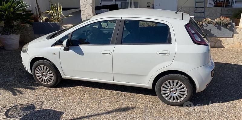 Usata Fiat Grande Punto 77 CV (56 kW) 2011 Bianco Utilitaria