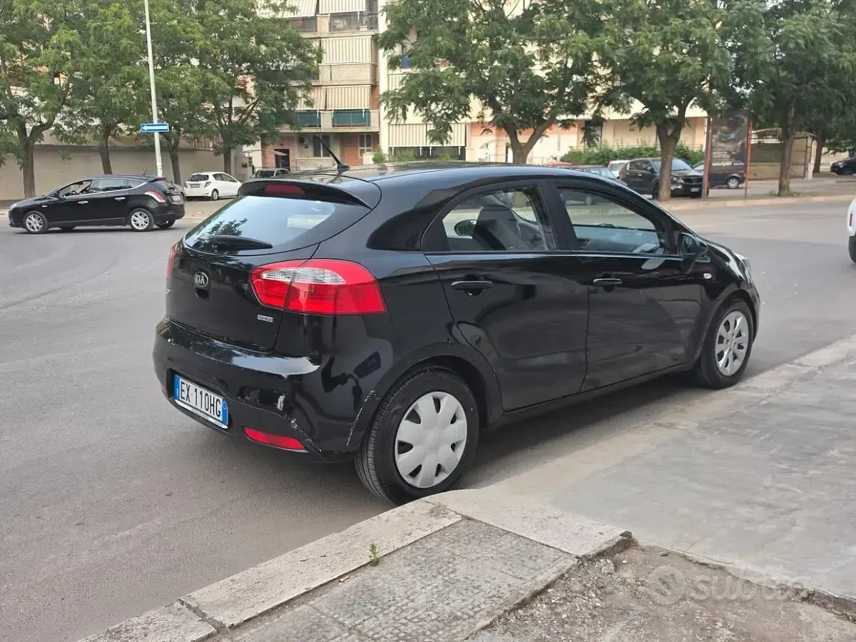 Usata Kia Rio 75 CV (55 kW) 2014 Nero Berlina
