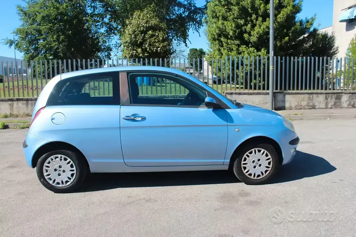 Usata Lancia Ypsilon 60 CV (44 kW) 2004 Bluazzurro Utilitaria