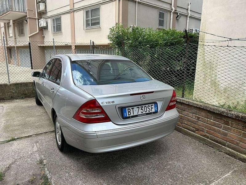 Argento Usata 2002 Mercedes C180 Elegance Tre volumi | 4000 € (Buon prezzo) - Immagine 1/4