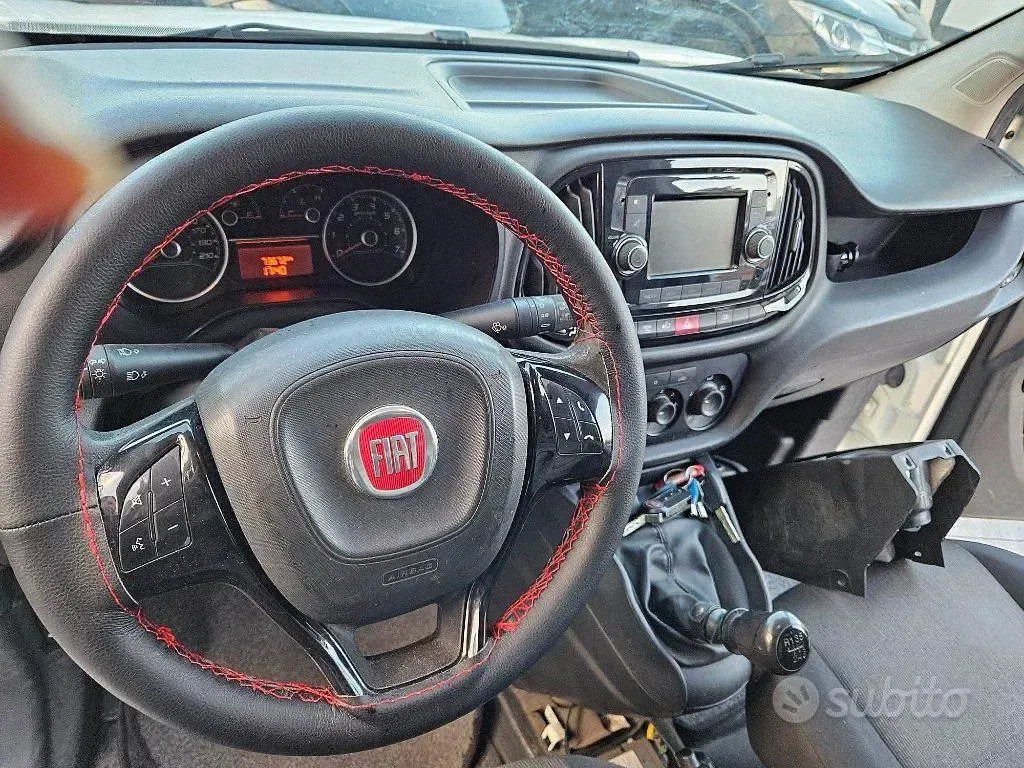 Usata Fiat Doblò 105 CV (77 kW) 2019 Bianco pastello Monovolume