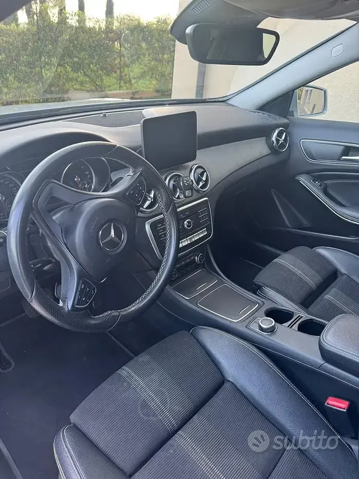 Usata Mercedes GLA200 136 CV (100 kW) 2017 Grigio SUV