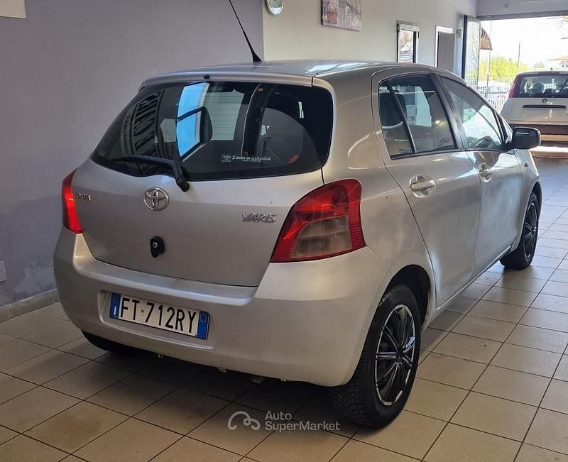Usata Toyota Yaris Sol 69 CV (50 kW) 2007 Gray Utilitaria
