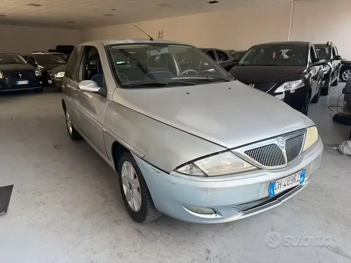 Usata Lancia Ypsilon 60 CV (44 kW) 2003 Grigio Utilitaria