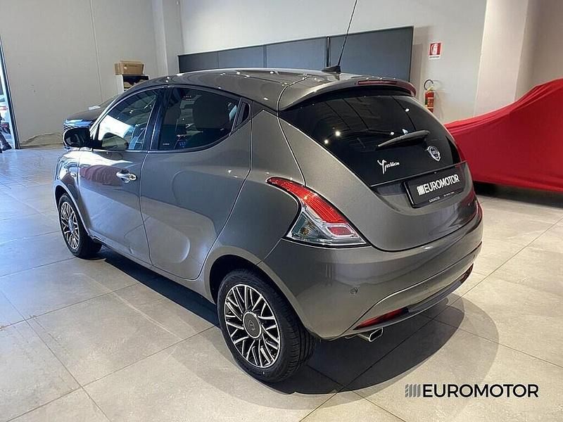 Usado Lancia Ypsilon Gold 69 HP (50 kW) 2021 Cinzento Citadino