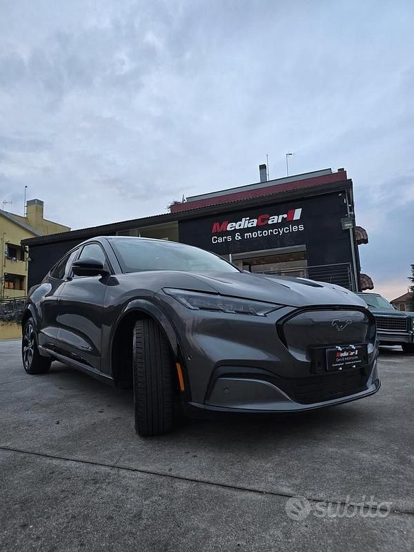 Usata Ford Mustang Mach-E 257 kW (350 CV) 2023 Grigio SUV