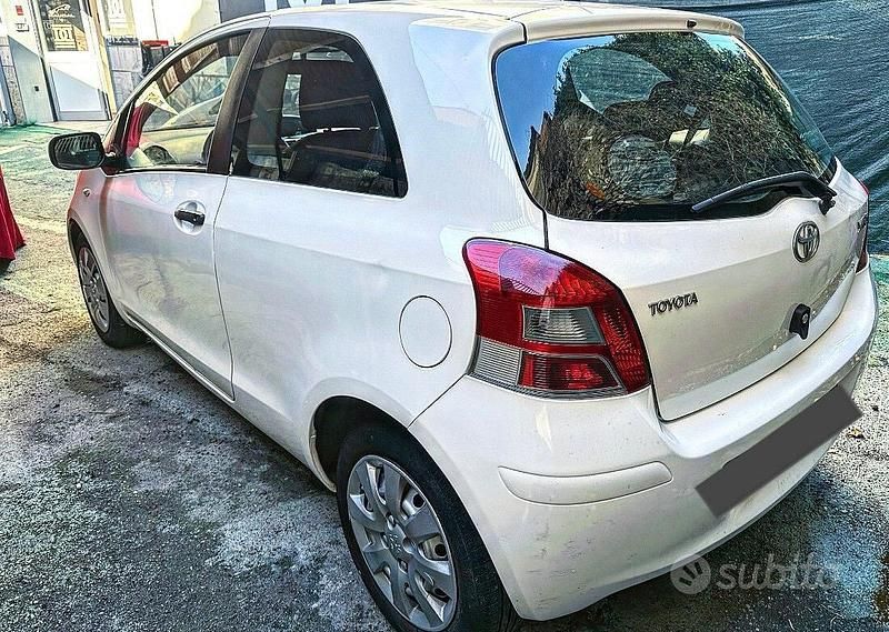Usata Toyota Yaris 69 CV (50 kW) 2010 Bianco Berlina