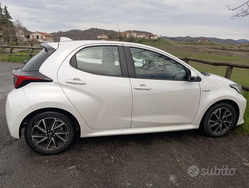 Usata Toyota Yaris 105 CV (77 kW) 2021 Bianco Utilitaria