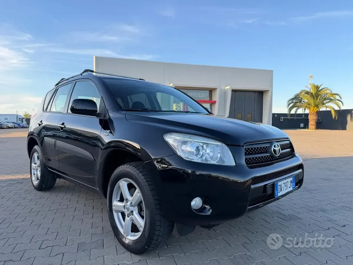 Usata Toyota RAV4 Luxury 136 CV (100 kW) 2008 Nero SUV