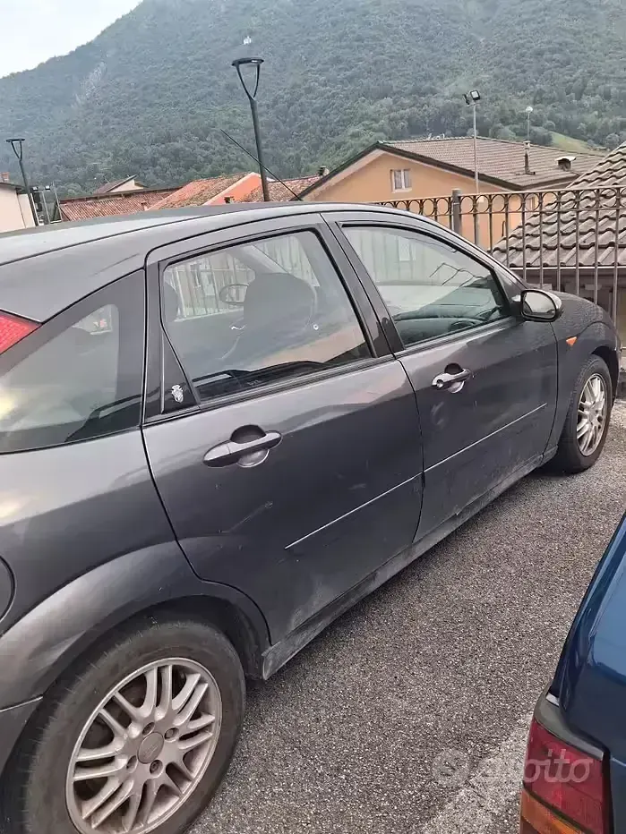 Usata Ford Focus 116 CV (85 kW) 2002 Grigio Berlina