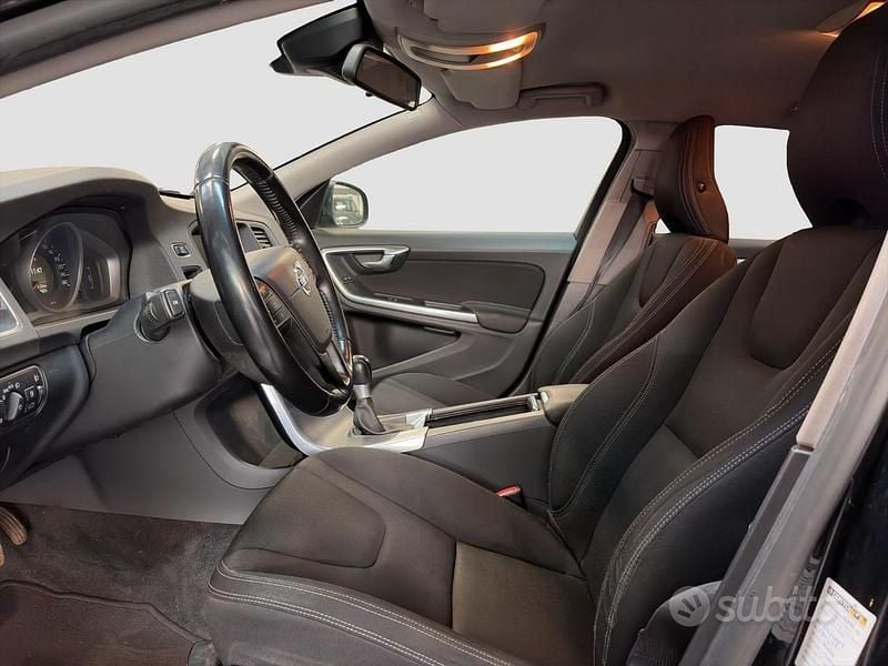 Usata Volvo V60 Kinetic 120 CV (88 kW) 2014 Nero Station wagon