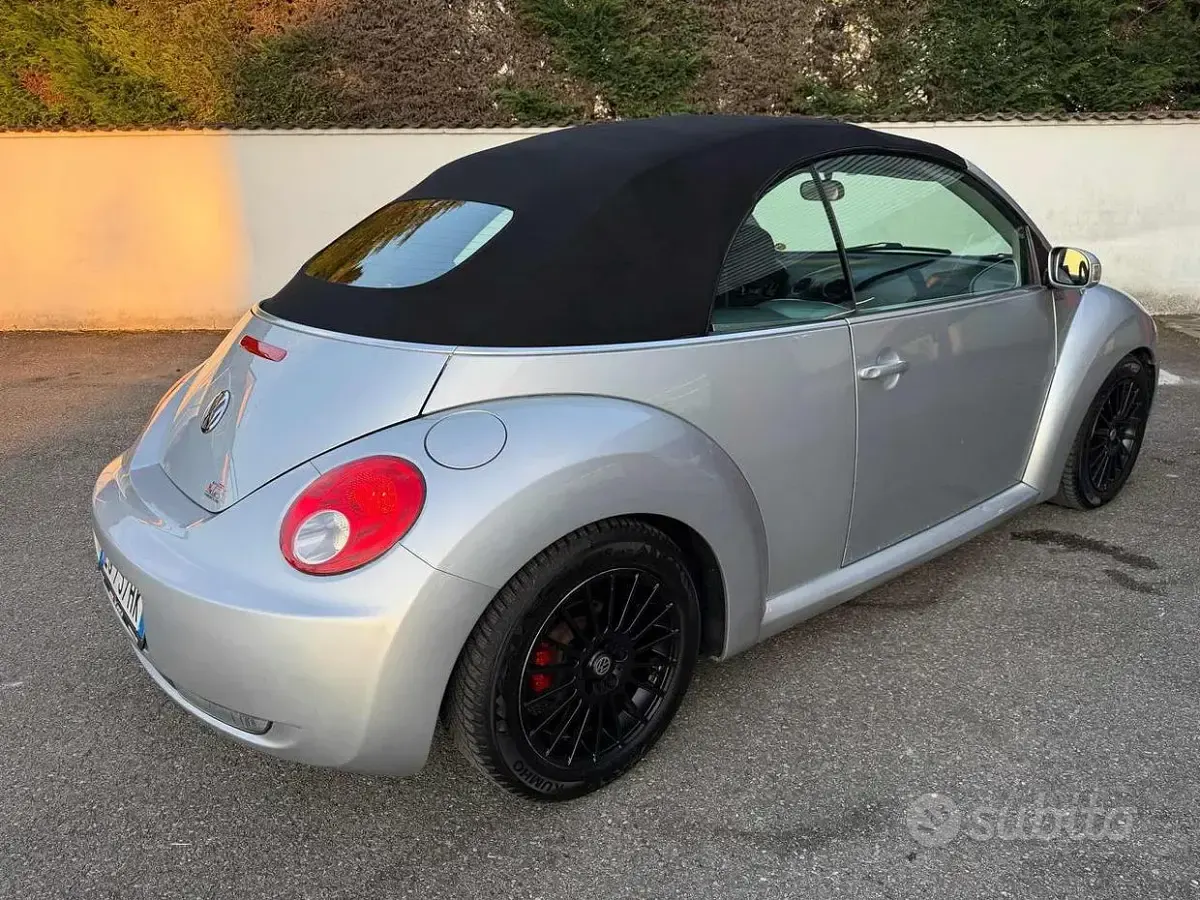 Usata VW New Beetle 105 CV (77 kW) 2005 Argento Utilitaria