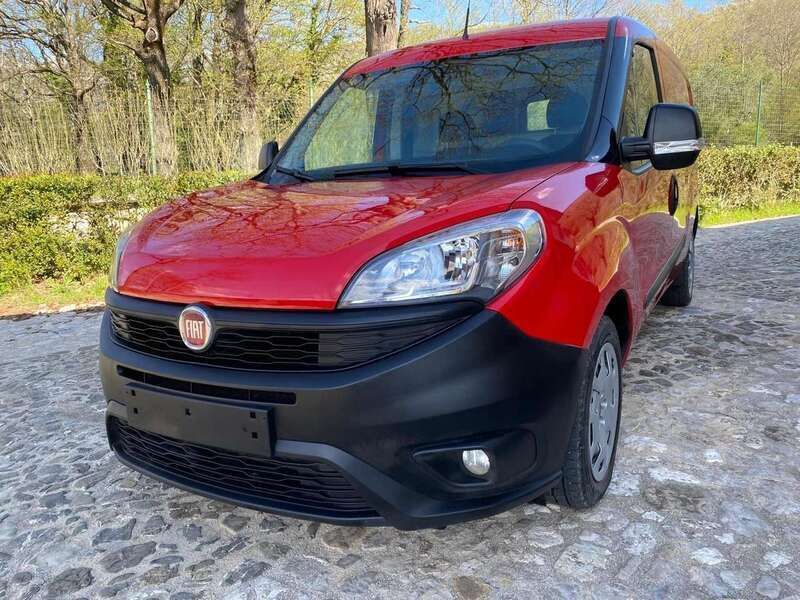 Usata Fiat Doblò Lounge 95 CV (69 kW) 2020 Rosso Monovolume