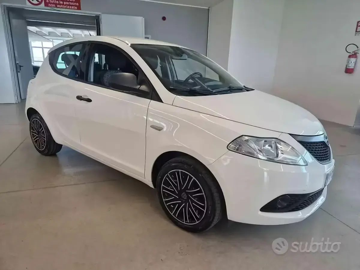Usata Lancia Ypsilon 69 CV (50 kW) 2018 Bianco Utilitaria