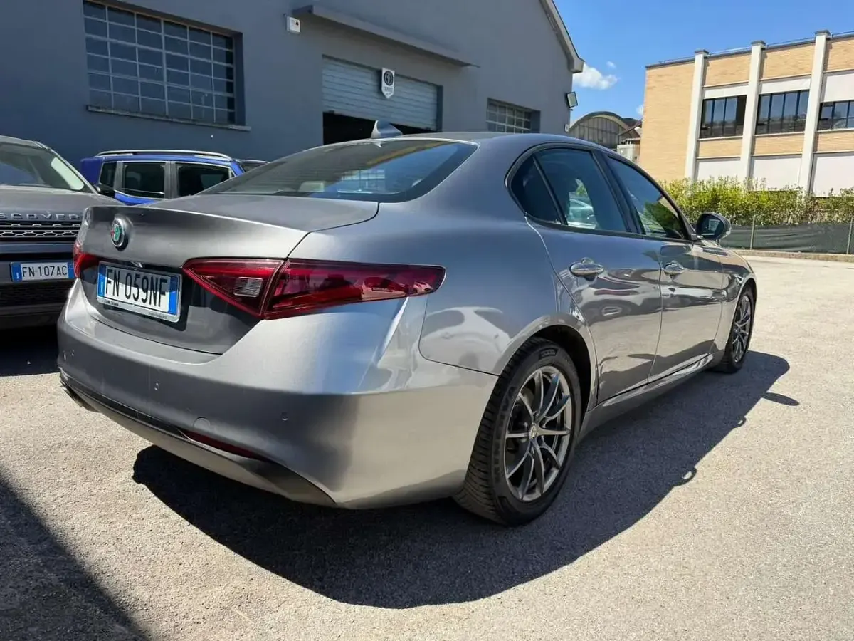 Usado Alfa Romeo Giulia Super 150 CV (110 kW) 2018 Gris Berlina