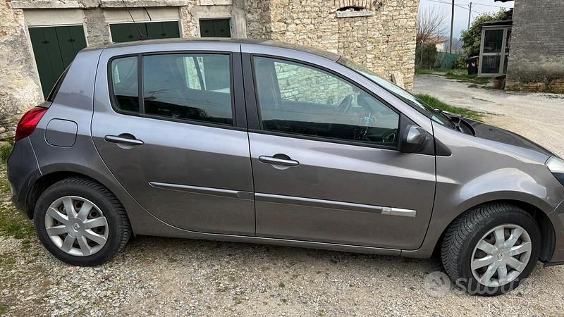 Usata Renault Clio III 75 CV (55 kW) 2012 Grigio Berlina