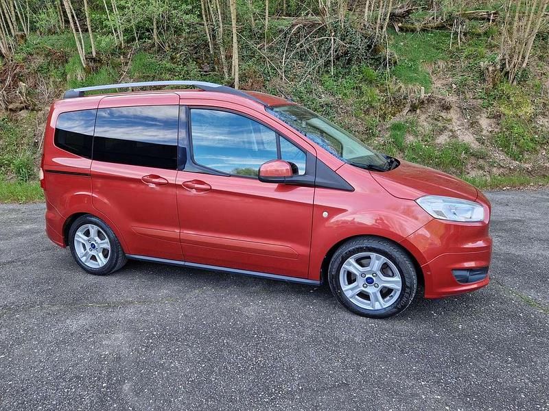 Usata Ford Tourneo Courier 75 CV (55 kW) 2015 Rosso Monovolume