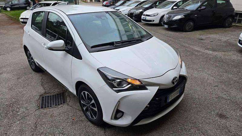 Usata Toyota Yaris Lounge 111 CV (81 kW) 2019 Bianco Berlina