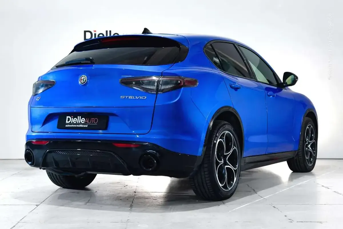 Usata Alfa Romeo Stelvio Veloce 209 CV (153 kW) 2024 Blu misano metallizzato SUV