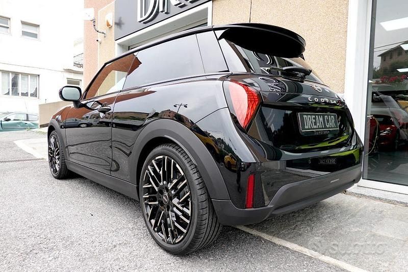 Usata Mini Cooper S Favoured 204 CV (150 kW) 2024 Nero metallizzato Utilitaria