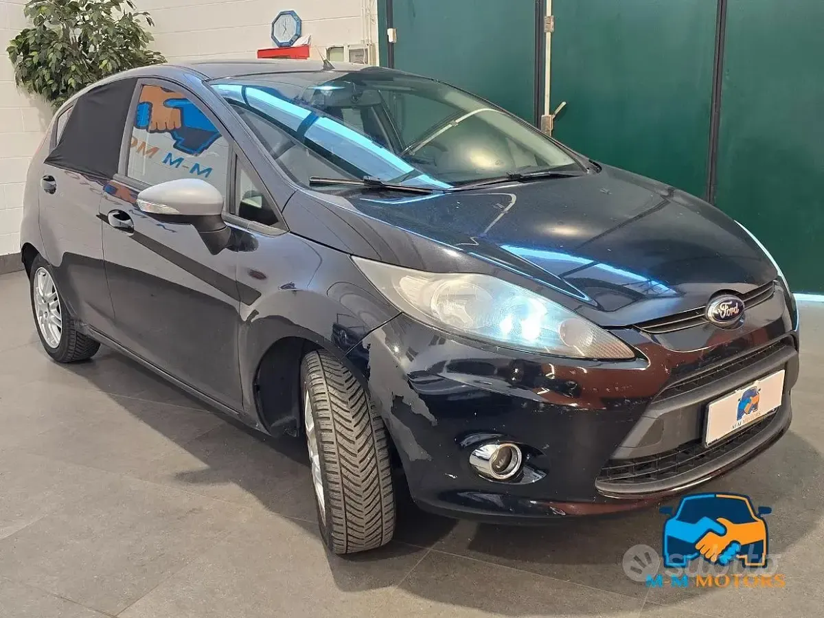 Usata Ford Fiesta 82 CV (60 kW) 2012 Nero Berlina