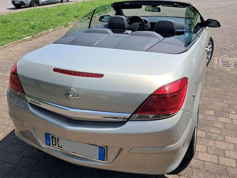 Usata Opel Astra Cabriolet Cosmo 116 CV (85 kW) 2007 Argento Cabrio