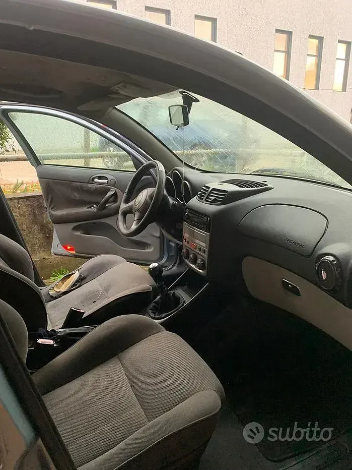 Usata Alfa Romeo 147 101 CV (74 kW) 2004 Blu Utilitaria