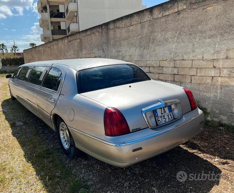 Usata Lincoln Town Car 2000 Grigio Berlina