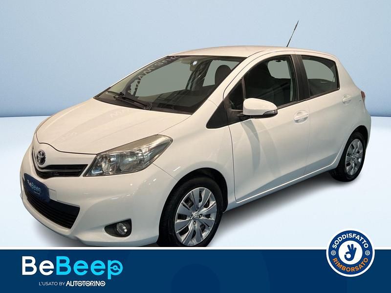 Bianco pastello Usata 2013 Toyota Yaris Lounge Tre volumi | 10.900 € (Molto cara) - Immagine 1/3