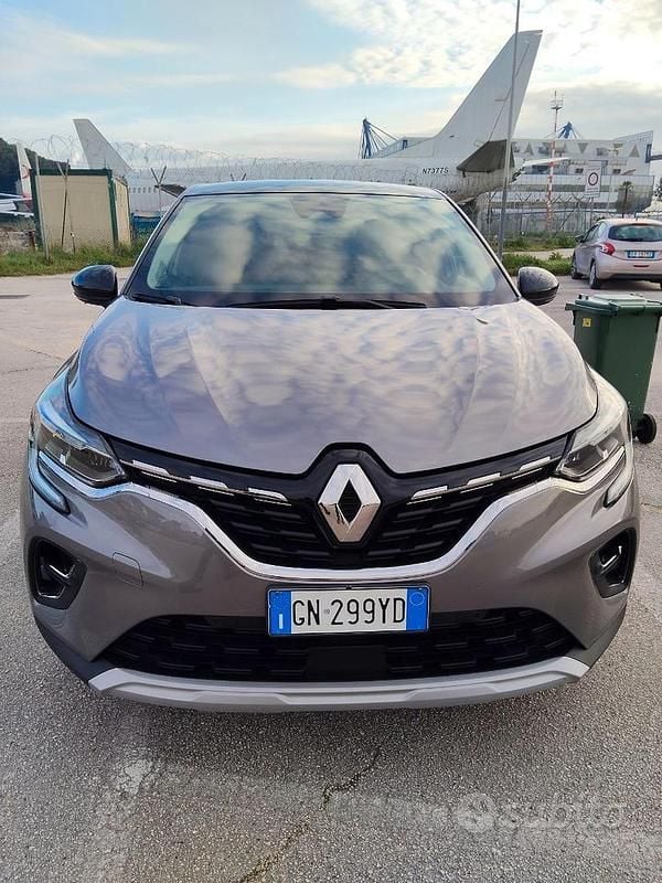 Usata Renault Captur 100 CV (73 kW) 2023 Grigio SUV