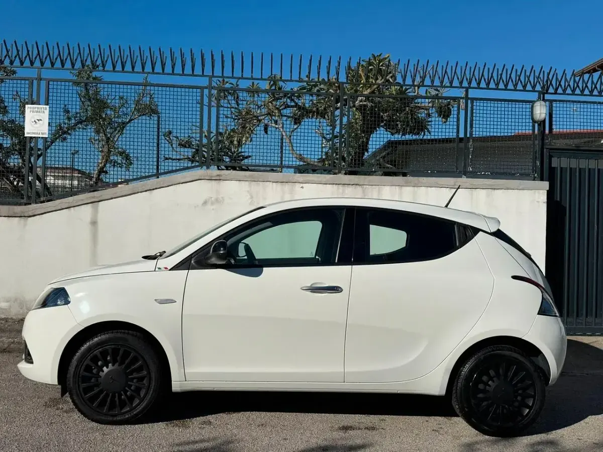 Usata Lancia Ypsilon Gold 69 CV (50 kW) 2022 Bianco Utilitaria