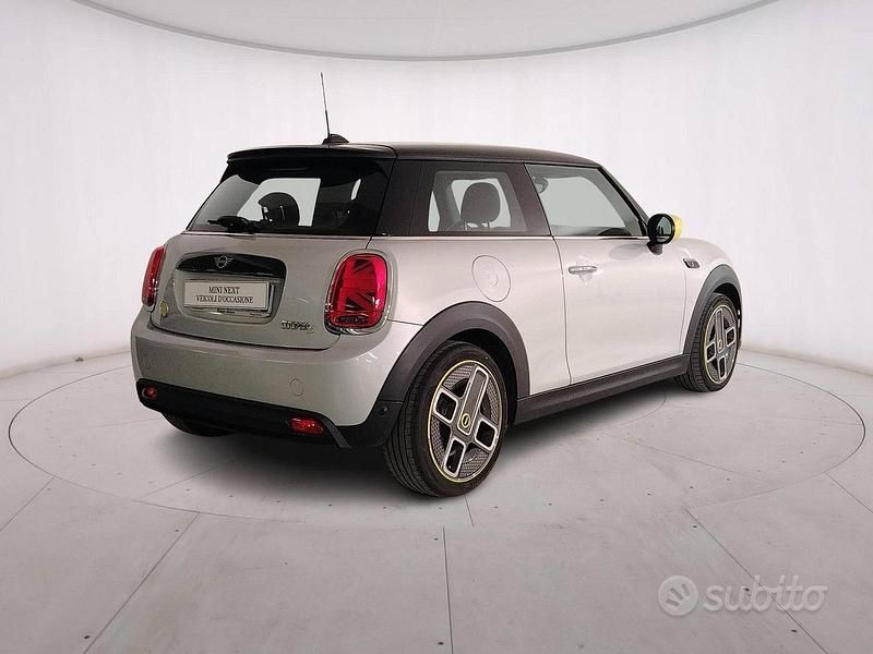 Usata Mini Cooper SE Classic 135 kW (184 CV) 2022 White silver Utilitaria