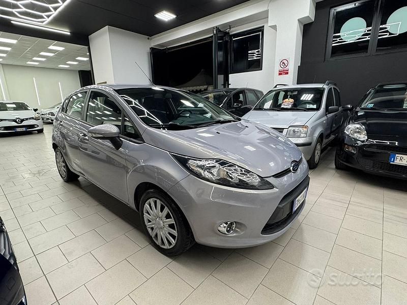Usata Ford Fiesta Titanium 70 CV (51 kW) 2012 Grigio Utilitaria