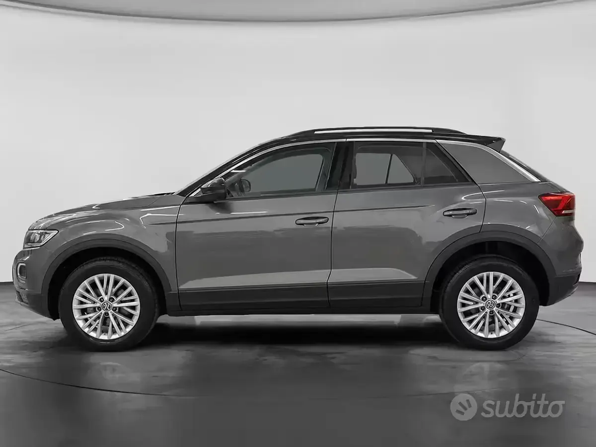 Usata VW T-Roc Life 116 CV (85 kW) 2023 Grigio scuro SUV