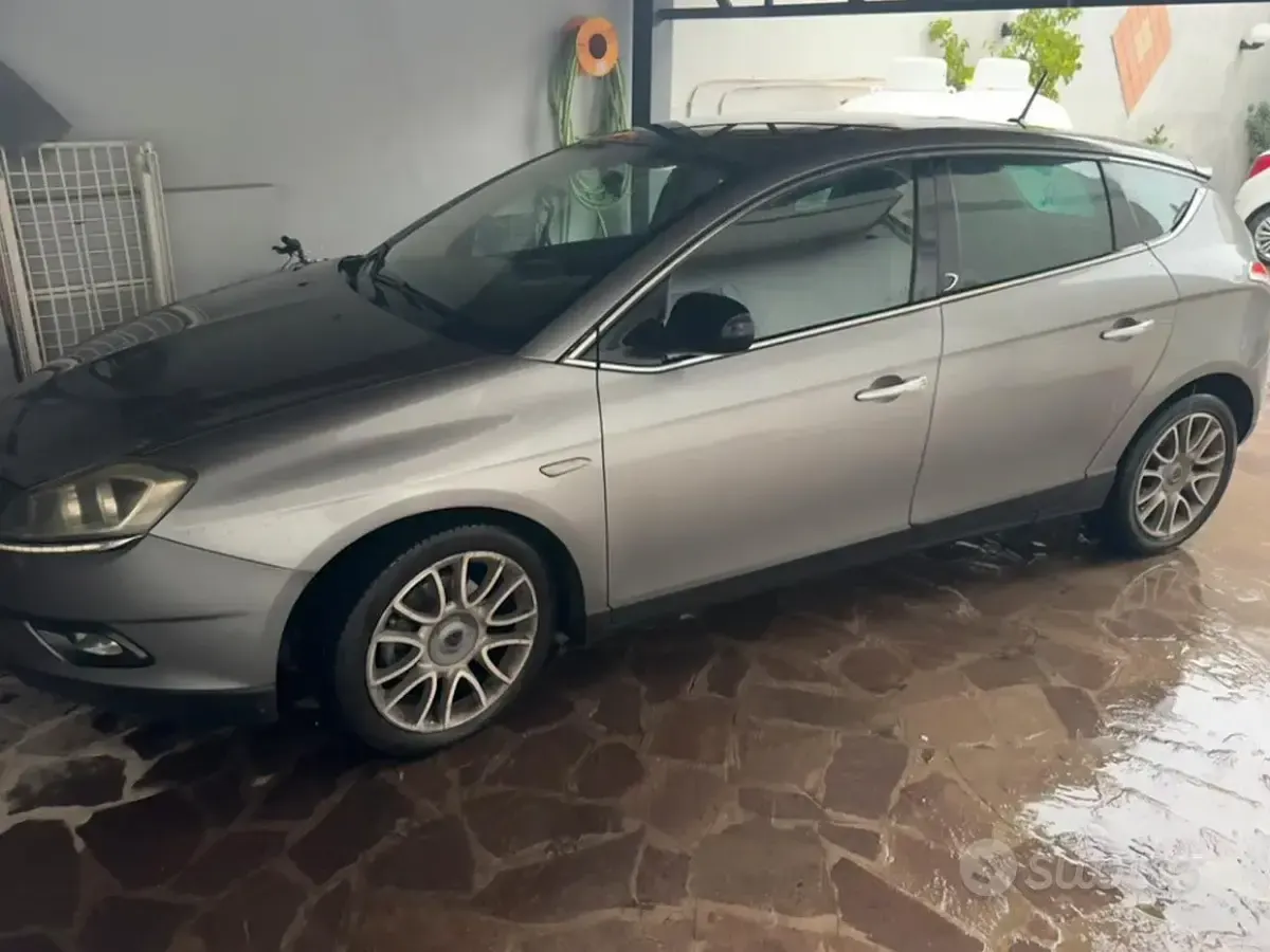 Usata Lancia Delta 120 CV (88 kW) 2012 Grigio Utilitaria