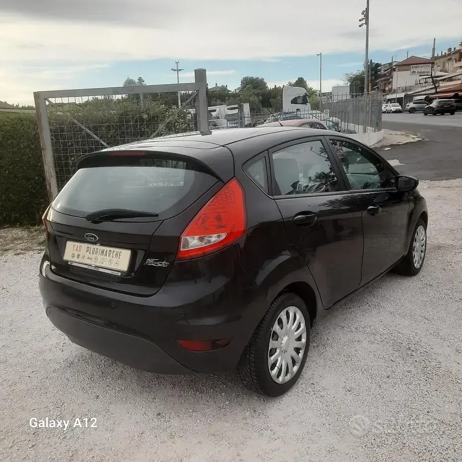 Usata Ford Fiesta 82 CV (60 kW) 2010 Nero Berlina